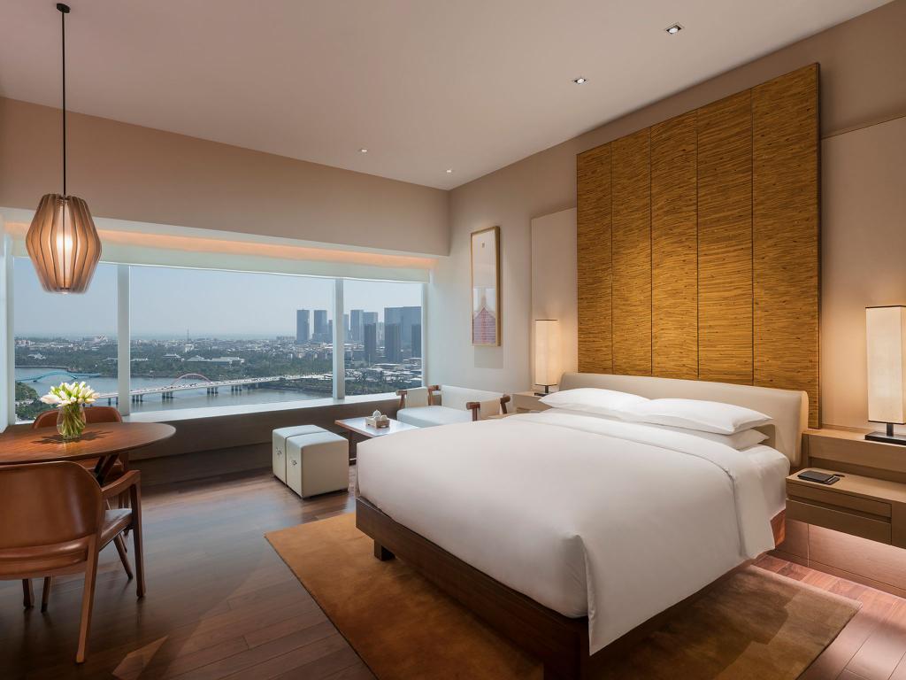 Business hotel Hyatt Regency Xiamen Wuyuanwan has opened as the brand’s first property in the southern Chinese coastal city.