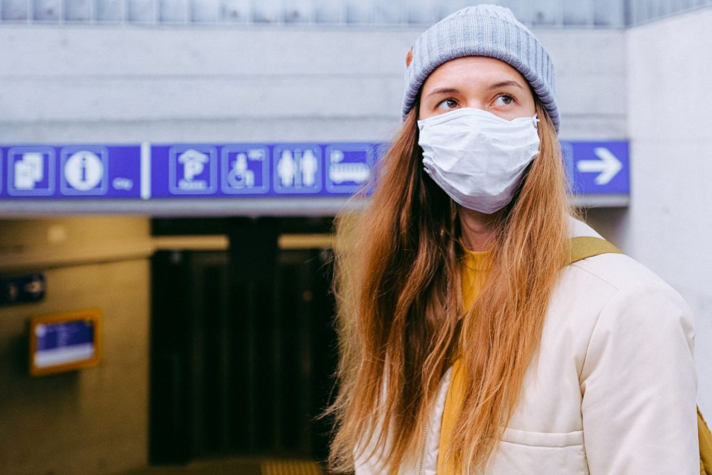 United Airlines says it will ban passengers who don't wear face masks from its flights as the US continues to struggle with the coronavirus epidemic. 