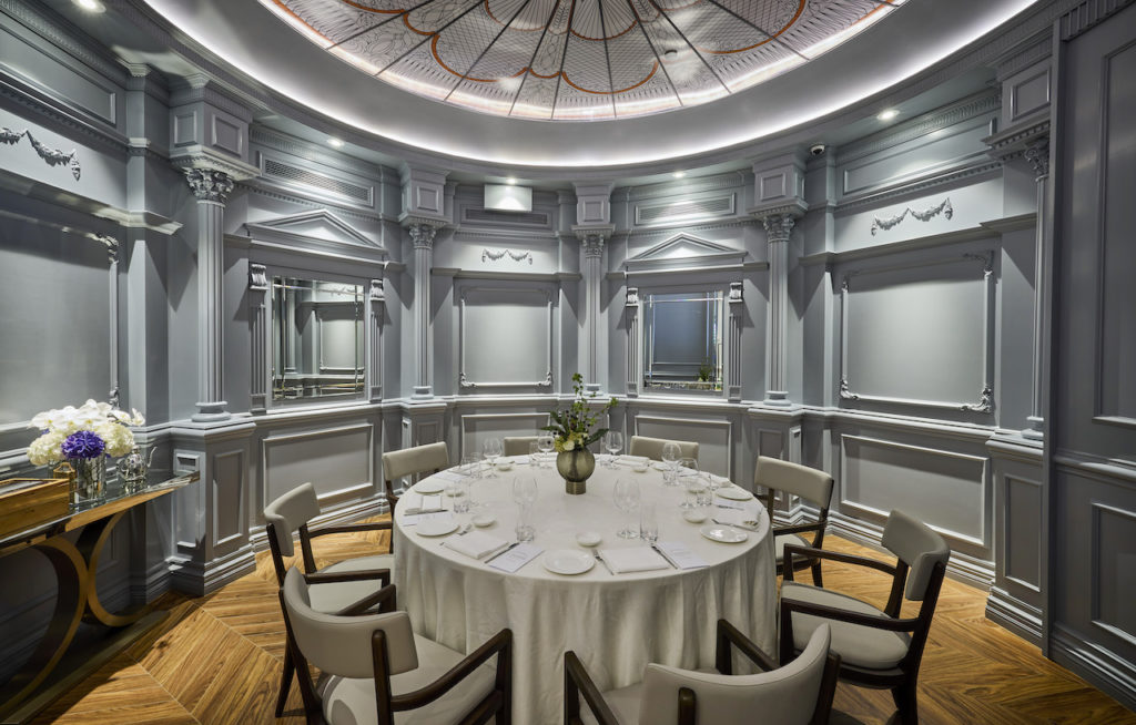 Crowne Plaza Hong Kong Causeway Bay has opened its new elegant southern Italian fine dining room Giacomo.