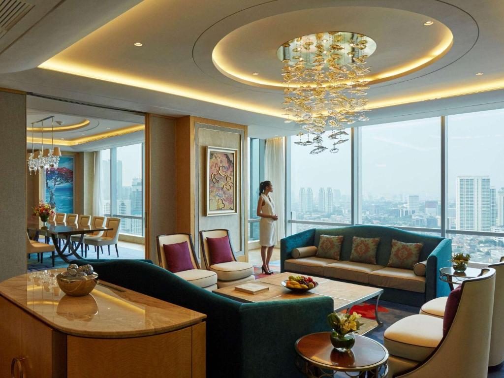 Towering above the city burgeoning commercial hub, Raffles Jakarta is a respite of luxury and sophistication at the heart of the Kuningan district.