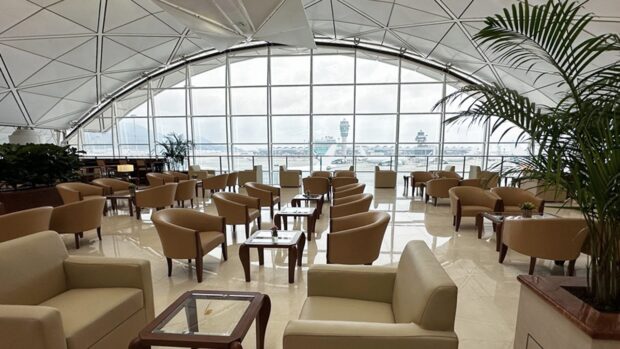 Emirates Lounge Reopens at HKIA